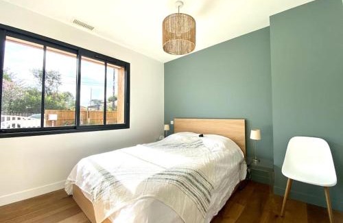 Gujan-Mestras Villa | Villa neuve bardée en bois avec piscine chauffée