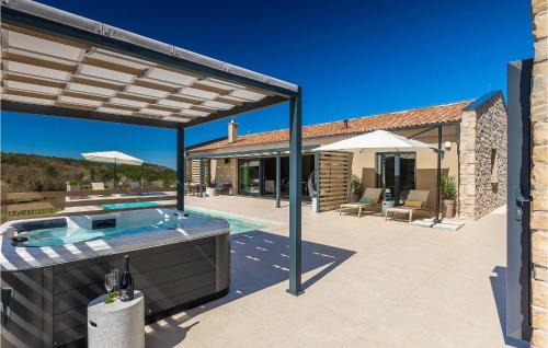 Hum House | Villa Noeli