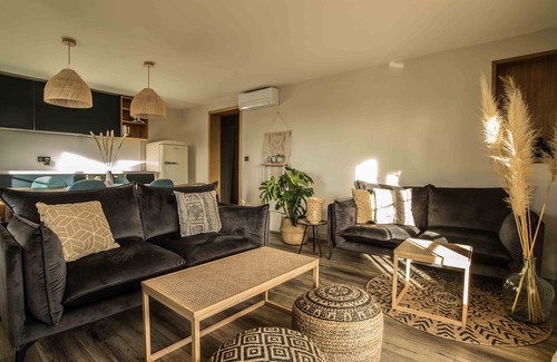 Sainte-Maxime City Centre Cottage | VILLA NONNA/90m2, 3 bedrooms, 50m2 terrace, griddle, free Wifi and Netflix