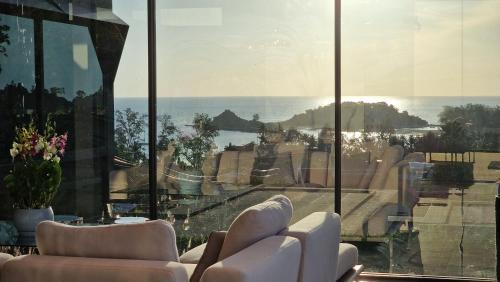 Choeng Mon Villa | Villa Obsidian, with staff, sea view and walk to Choeng Mon beach