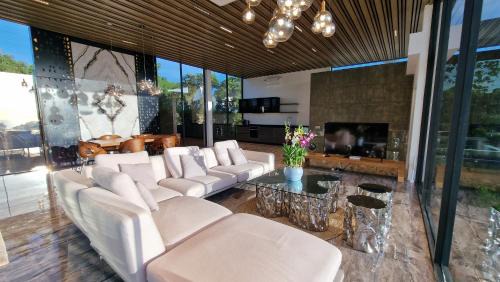 Choeng Mon Villa | Villa Obsidian, with staff, sea view and walk to Choeng Mon beach