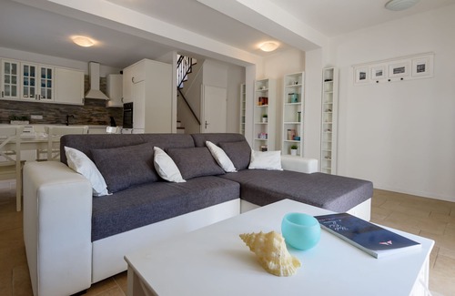 Ist Villa | Villa on island for 8 people next to the crystal see