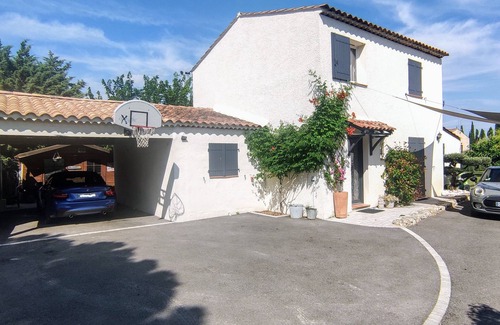 Saint-Cannat Villa | Villa on landscaped grounds with large swimming pool
