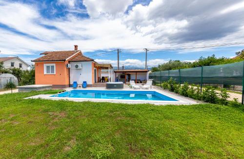 Hodbina Villa | Villa Orange House
