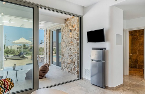 Menetai Villa | Villa 'Orelia Luxury 1' with Private Pool, Wi-Fi and Air Conditioning