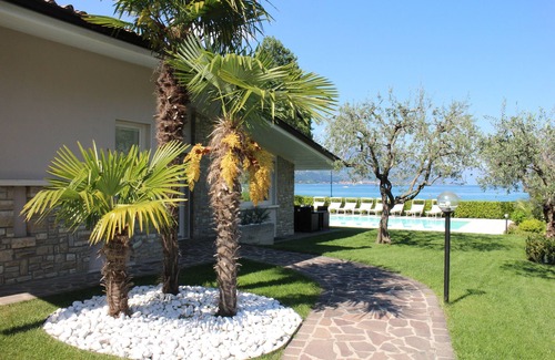 San Felice del Benaco Villa | Villa overlooking the beach and the lake with private swimming pool