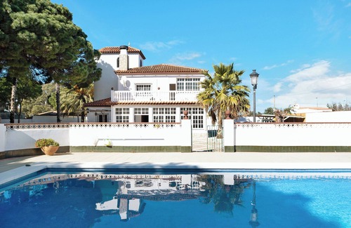 Chiclana de la Frontera Villa | Villa "Paraíso" with Private Pool, Terrace & Wi-Fi