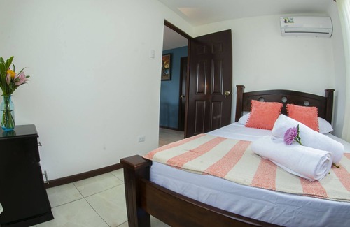 Barrio Pilo Villa | Villa Palmera es un Espacio Acogedor con Amplios Jardines, Piscina, Rancho BBQ