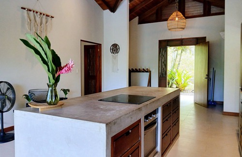 Limon House | Villa Paraíso 3 bed, 2 bath w/pool and AC-15 min from Punta Uva
