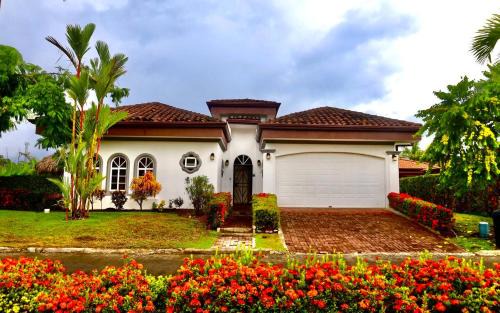 Bejuco Villa | Villa Paraiso By Vacation Pura Vida