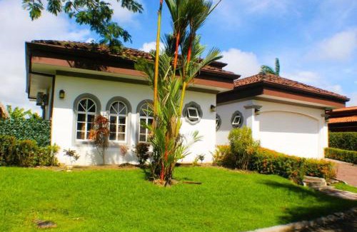 Bejuco Villa | Villa Paraiso By Vacation Pura Vida