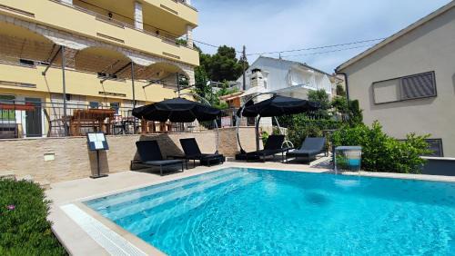 Trogir Apartment | Villa Penava, private beach, pool and 7min to Trogir