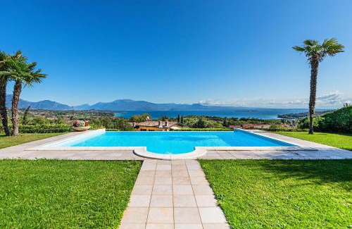 Lonato del Garda Villa | Villa Perla con piscina by Wonderful Italy