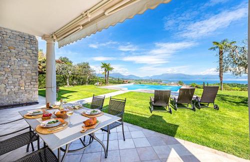 Lonato del Garda Villa | Villa Perla con piscina by Wonderful Italy