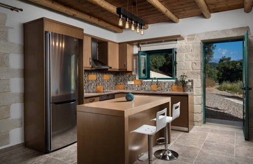 Manoliopoulo Villa | Villa Piedra Summary: