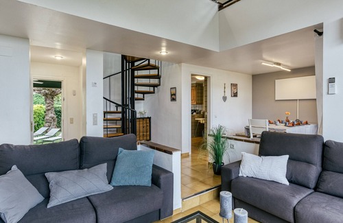 Sant Pere Pescador Villa | Villa "Playa" with Shared Pool & Wi-Fi