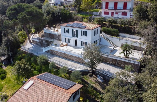 Rio Marina Villa | Villa Porticciolo has an heartbreaking view.