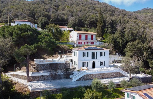 Rio Marina Villa | Villa Porticciolo has an heartbreaking view.