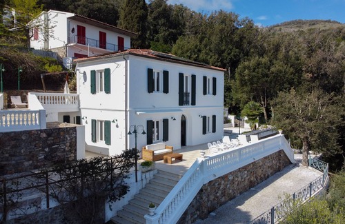Rio Marina Villa | Villa Porticciolo has an heartbreaking view.