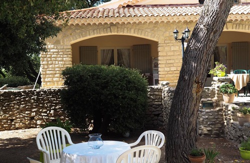 Crillon-le-Brave Villa | Villa provençale, with swimming pool, Mont Ventoux, 3 bedrooms, sleeps 6