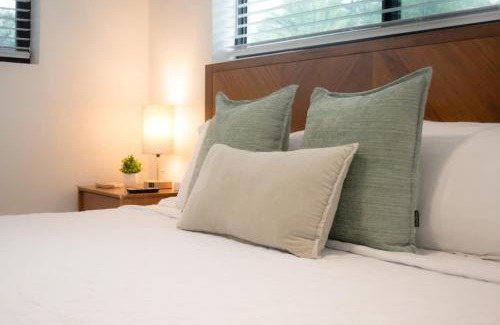 Coral Way Apartment | Villa Roads - Ideal Stay in Miami - King - Bed Parking - Near Airport, Brickell, Coconut Grove, Little Havana, Wynwood & Calle 8