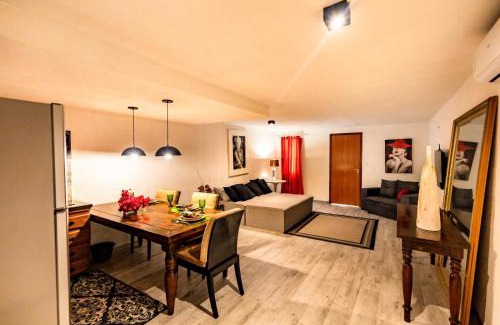 Itapua Apartment | Villa Romana - Experiência única em frente à Praia de Itapuã, apartamento todo climatizado