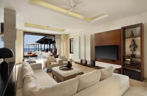 Banjarangkan Villa | Villa Rosita - Luxury Oceanfront Villa with Chef