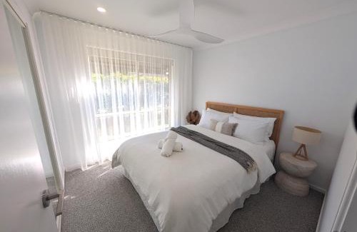 Forster House | Villa Salina - 150m to One Mile Beach