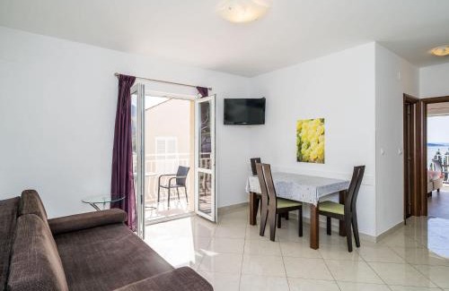 Plat Apartment | Villa Samba- Premium One-Bedroom Apartment with Balcony and Sea View