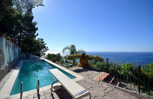 Maiori Villa | Villa Saracena: A remarkable three-story historical villa which faces the sun and the sea, with Free WI-FI.