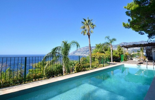 Maiori Villa | Villa Saracena: A remarkable three-story historical villa which faces the sun and the sea, with Free WI-FI.