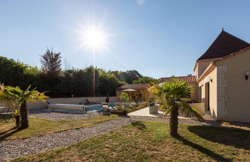 Sarlat-la-Caneda Villa | Villa Sarlat, air-conditioned, 3 bedrooms, heated swimming pool, pool house .