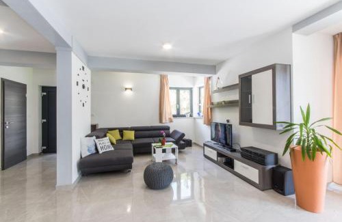 Ripenda Verbanci House | Villa Satine, a romantic pool villa surrounded by nature