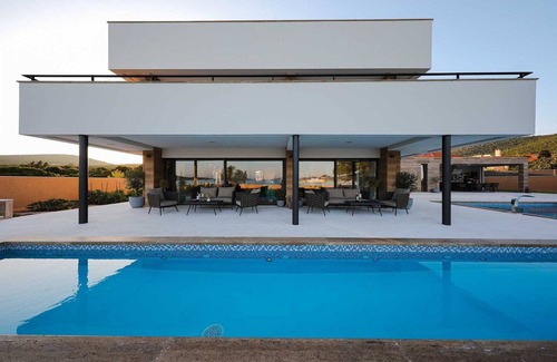 Ist Villa | Villa Seabreeze Haven - seaside villa with a tennis court, 120 m2 pool, jacuzzi and tranquility