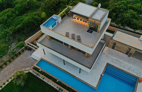 Ist Villa | Villa Seabreeze Haven - seaside villa with a tennis court, 120 m2 pool, jacuzzi and tranquility