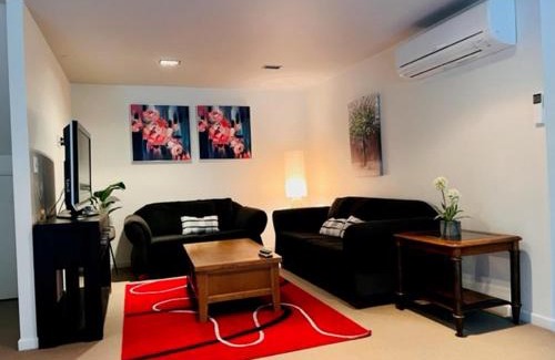 Wellington House | Villa Sebastian - Large Modern Home