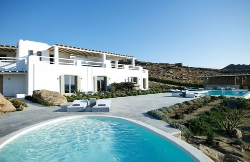 Paradise Villa | Villa Serifos - Walking distance to the Beach - Private Pool - Luxury Stay