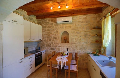 Atsipópoulon House | Villa Sifina, natural stone villa with sea view. 5 minutes drive to the beach,