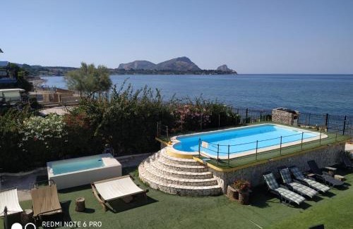 Casteldaccia Villa | Villa Silvia by Ville in Palermo