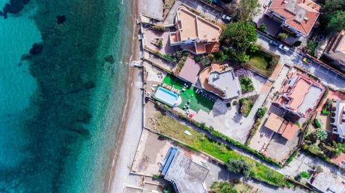 Casteldaccia Villa | Villa Silvia by Ville in Palermo