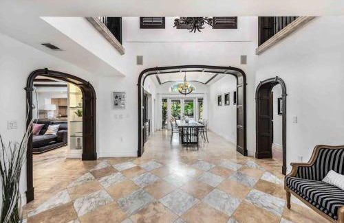 Seybold House | Villa sleeps 18 in Miami Shores with Movie theater/Pool/Jacuzzi