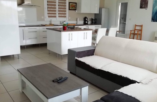 Camaret-sur-Aigues Villa | Villa sleeps 14 with pool