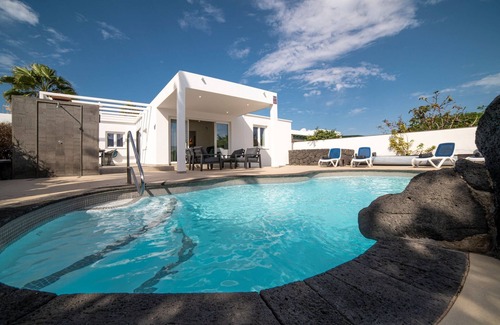 Yaiza Villa | Villa Solace Blanca | Playa Blanca | Stylish Comfort | Prime Location | Heated.