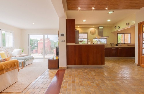 Valverde Alto Ski Chalet | Villa soleada en Alicante, piscina y parking privado