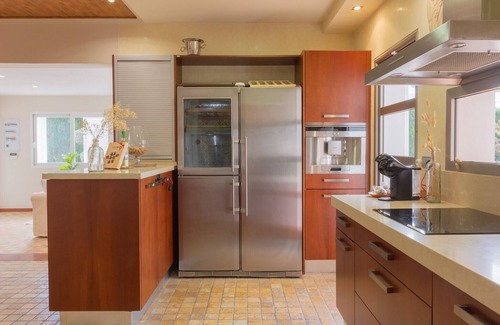 Valverde Alto Ski Chalet | Villa soleada en Alicante, piscina y parking privado