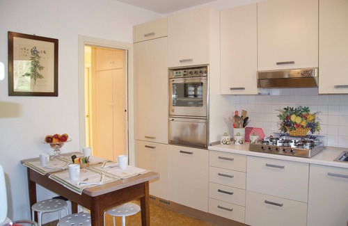 Lonato del Garda Villa | Villa Spaltri is immersed in the green of the hills in Lonato del Garda