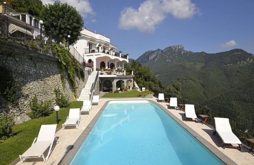 Ravello Villa | Villa Stilnovo: A splendid and luminous two-story villa which faces the sun and the sea, with Free WI-FI.