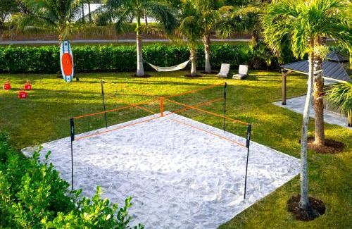 East Naples House | Villa Talia, with Spa, Mini Golf, 3mile to downtown next to a Park & Lake