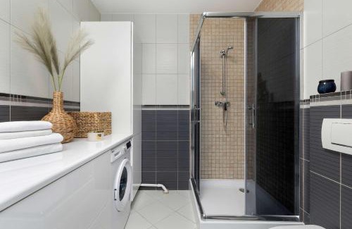 Swinoujscie Apartment | Villa Teresa Apartament Morski w Świnoujściu z Parkingiem i Balkonem by Noclegi Renters