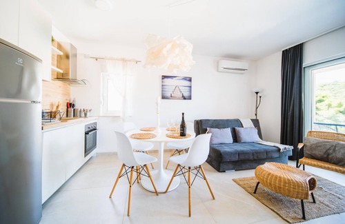 Cove Tri Zala (Zrnovo) Apartment | Villa Teuta